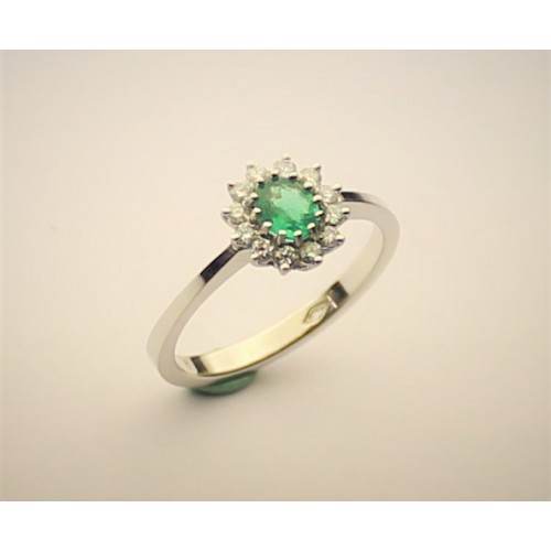 18krt witgouden entourage ring met 0.30ct ovale smaragd en 0.19ct briljant geslepen diamant mt 17.25 - 000041817